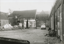 863478 Afbeelding van de sloopwerkzaamheden op de Oranjehof 1 in Wijk C te Utrecht; links zijn de huisjes Oranjehof ...